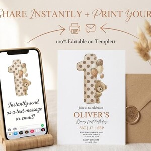Pode incluir: Um smartphone exibe um design de convite de primeiro anivers&aacute;rio com um ursinho de pel&uacute;cia e bal&otilde;es. O convite tamb&eacute;m &eacute; impresso em um cart&atilde;o branco. Um suporte de telefone de madeira, um envelope e flores secas completam a cena. O texto no telefone diz: "Envie instantaneamente como mensagem de texto ou e-mail!"