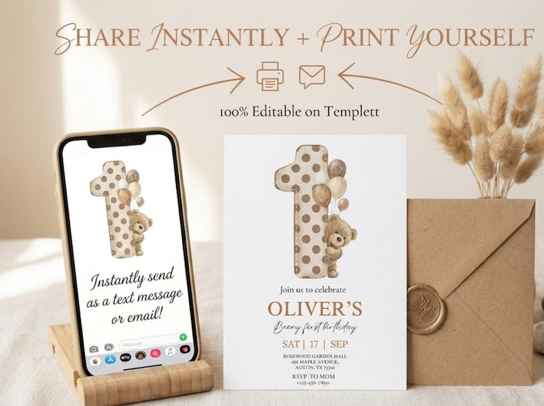 Pode incluir: Um smartphone exibe um design de convite de primeiro anivers&aacute;rio com um ursinho de pel&uacute;cia e bal&otilde;es. O convite tamb&eacute;m &eacute; impresso em um cart&atilde;o branco. Um suporte de telefone de madeira, um envelope e flores secas completam a cena. O texto no telefone diz: "Envie instantaneamente como mensagem de texto ou e-mail!"