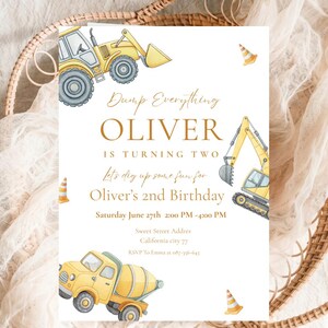 Op de afbeelding: Een verjaardagsuitnodiging met een bouwthema, met illustraties van gele graafmachines en een betonmixer. De tekst luidt "Dump Everything OLIVER IS TURNING TWO" en bevat de datum, tijd en locatie van Olivers 2e verjaardag.