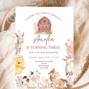 Puede incluir: Una invitación de cumpleaños con temática de granja. La invitación presenta una ilustración de granero rosa, el texto "Calling All Party Animals!" y "Amelia Is Turning Three". Lindas ilustraciones de animales de granja rodean el texto.