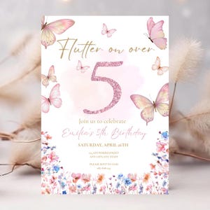 Op de afbeelding: Een verjaardagsuitnodiging met een witte achtergrond, met roze vlinders en bloemaccenten. De tekst "Flutter on over" en "5" zijn prominent aanwezig, samen met evenementdetails. De uitnodiging is voor een vijfde verjaardag.