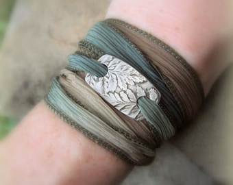 Farn Armband, Botanisches Blatt, Seidenband Wickelarmband, aus echten Blättern, Waldschmuck, Handwerker Handgefertigt Feinsilber