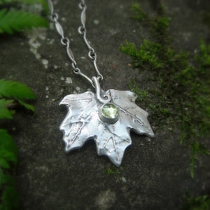 Wald Ahornblatt Halskette mit Peridot, hergestellt mit einem echten Blatt, Silvan Blatt, Handwerker Botanischer Wald Schmuck