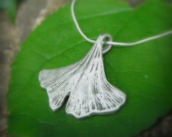 Ginkgo Blatt Halskette, hergestellt mit einem echten Blatt, botanischer Schmuck, Handwerker Handarbeit recyceltes Feinsilber, Silvan Blatt