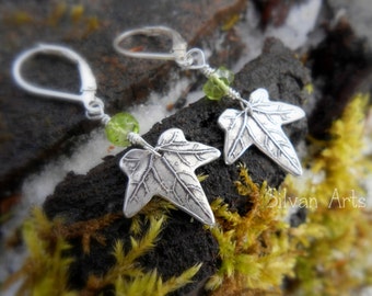 Efeu Blatt Ohrringe mit Peridot - Botanischer Schmuck - Hergestellt mit einem echten Blatt - Waldblatt - Handwerklich gefertigt - Umweltfreundliches recyceltes Silber