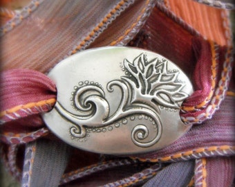Silber Lotus Armband - Yoga Schmuck - Seerose - Seide Wickelarmband - Artisan Handgefertigt Recycled Silber - Handgefärbte Seide