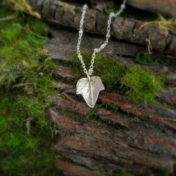 Winzige Efeublatt-Halskette, botanischer Schmuck, echte Blatt-Halskette, handgefertigtes recyceltes Silber, Silvan-Blatt, Waldblatt, Wald