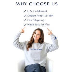 Pode incluir: Um moletom cinza claro com a palavra "mama" em escrita azul. O moletom tem um cora&ccedil;&atilde;o azul e texto na manga. A imagem tamb&eacute;m inclui o texto "WHY CHOOSE US" e marcadores.