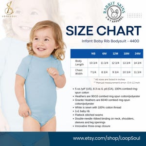 Pode incluir: Um body de beb&ecirc; azul claro com uma tabela de tamanhos. A tabela mostra as medidas de comprimento do corpo e largura do peito em polegadas para os tamanhos NB a 24M. O body tem fecho de tr&ecirc;s bot&otilde;es de press&atilde;o e &eacute; feito de algod&atilde;o penteado.