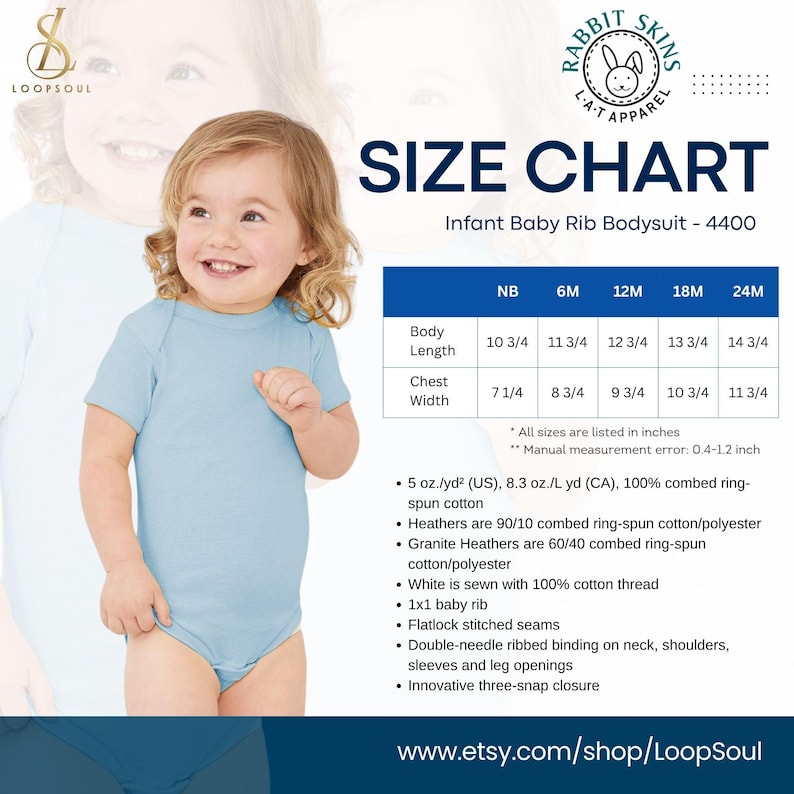 Pode incluir: Um body de beb&ecirc; azul claro com uma tabela de tamanhos. A tabela mostra as medidas de comprimento do corpo e largura do peito em polegadas para os tamanhos NB a 24M. O body tem fecho de tr&ecirc;s bot&otilde;es de press&atilde;o e &eacute; feito de algod&atilde;o penteado.