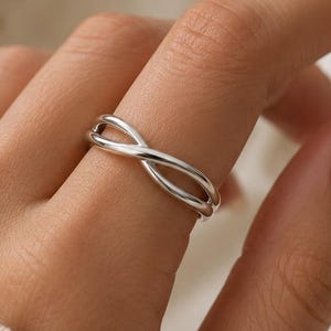 Anello Infinity Twist, fede nuziale Infinity in argento sterling, anello di fidanzamento minimalista, anello impilabile delicato, anello moderno con nodo d'amore, regalo per lei