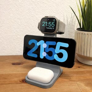 Puede incluir: Un letrero de madera rústica con la frase "Welcome to our home" en letras blancas. El letrero presenta un acabado envejecido y un diseño sencillo y acogedor, perfecto para un porche o entrada.