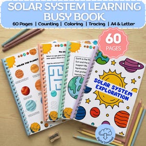 Puede incluir: Varios cuadernos de actividades sobre el sistema solar. Las coloridas portadas presentan planetas, el sol y estrellas, con el texto "Solar System Exploration". Las actividades incluyen contar, colorear y trazar. También se ven lápices de colores.