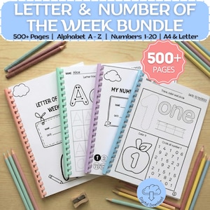 Könnte beinhalten: Ein Bündel aus Lernheften für Buchstaben und Zahlen. Die Einbände sind weiß mit Spiralbindung in Pastellfarben. Der Text auf dem Einband lautet "LETTER & NUMBER OF THE WEEK BUNDLE" und "500+ Pages | Alphabet A-Z | Numbers 1-20 | A4 & Letter".