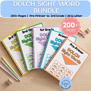 Op de afbeelding: Een verzameling spiraalgebonden werkboeken met de titel "Dolch Sight Word Bundle" voor pre-primer tot en met groep 3. De covers zijn kleurgecodeerd met geometrische vormen en bevatten veelvoorkomende woorden. De afbeelding toont ook potloden, een puntenslijper en de tekst "200+ Pages".