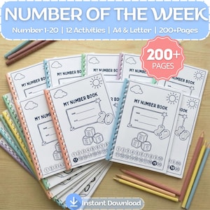 以下が含まれることがあります： カラフルな背表紙の「My Number Book」ワークブックの束。各ワークブックには、太陽、雲、数字に関連するイラストが描かれています。「Number of the Week」と「200+ Pages」の文字。色鉛筆がワークブックの周りに散らばっています。