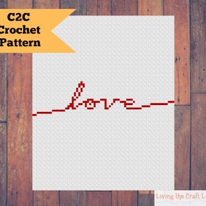 Puede incluir: Un patrón de crochet C2C blanco con la palabra "love" en fuente pixelada roja. El texto está centrado horizontalmente. Las palabras "C2C Crochet Pattern" están en una pancarta amarilla en la esquina superior izquierda. El fondo es un patrón de vetas de madera.