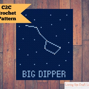 Può includere: Uno schema a uncinetto per la costellazione dell'Orsa Maggiore, utilizzando la tecnica C2C. Lo schema è mostrato su uno sfondo blu scuro con stelle bianche.