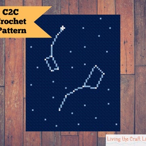 Può includere: Modello di uncinetto C2C per un design di costellazione. Il modello è visualizzato su uno sfondo blu scuro con stelle bianche.
