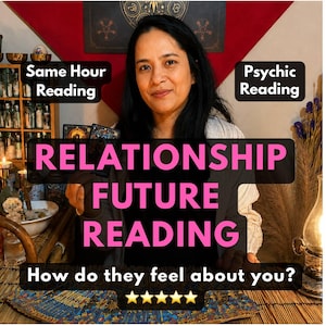 Könnte beinhalten: Eine Person hält zwei Tarotkarten mit Texteinblendungen, die Same Hour Reading, Psychic Reading, RELATIONSHIP FUTURE READING und How do they feel about you? lauten, sowie fünf gelben Sternen am unteren Bildrand.