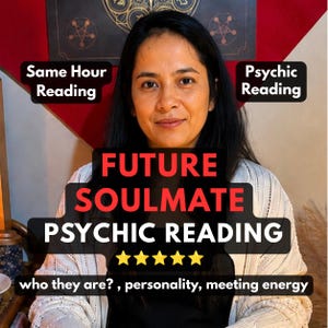 Pode incluir: Uma pessoa com cabelos longos e escuros veste um cardigã branco texturizado sobre uma blusa preta. Os textos sobrepostos dizem: Same Hour Reading, Psychic Reading, FUTURE SOULMATE PSYCHIC READING, cinco estrelas amarelas, who they are?, personality, meeting energy.