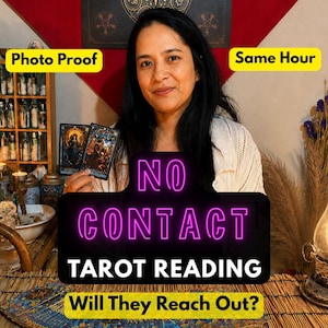 Puede incluir: Una persona sostiene dos cartas de tarot con ilustraciones oscuras y ornamentadas. El texto superpuesto dice: Photo Proof, Same Hour, NO CONTACT TAROT READING y Will They Reach Out? El fondo muestra un estante de madera con frascos y flores.