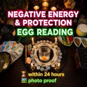 Może przedstawiać: Szklanka wody z żółtkiem jajka otoczona kręgiem monet i białych ziaren na czarnej tacy. Tekst głosi NEGATIVE ENERGY & PROTECTION EGG READING, within 24 hours oraz photo proof. W pobliżu znajdują się świece, banknoty i małe miseczki z zawartością.