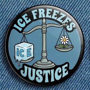 Könnte beinhalten: Ein runder Button mit den Worten "ICE FREEZES JUSTICE" in Hellblau. Das Design zeigt eine Waage mit einem Eiswürfel auf der einen Seite und einer Blume auf der anderen. Der Hintergrund ist hellblau.