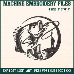 Può includere: File di ricamo a macchina con un disegno di pesce spigola in bianco e nero e un pescatore. Il disegno è in una cornice circolare e include il testo "MACHINE EMBROIDERY FILES" e "4 MISURE: 10cm 13cm 15cm 18cm".
