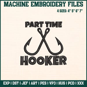 Könnte beinhalten: Maschinenstickdatei mit dem Text "PART TIME HOOKER" und gekreuzten Angelhaken. Erhältlich in vier Größen: 10 cm, 13 cm, 15 cm und 18 cm. Dateiformate: EXP, DST, JEF, ART, PES, VP3, HUS, PCD und XXX.