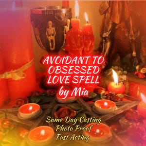 以下が含まれることがあります： 「Avoidant to Obsessed Love Spell by Mia」のテキストと、背の高い赤い柱キャンドルと小さなティーライトを含む、火の灯ったキャンドルのアレンジメント。シーンには装飾的な聖杯と五芒星が含まれています。