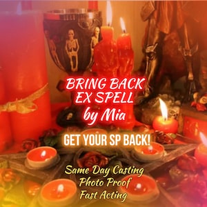 以下が含まれることがあります： 赤く灯ったろうそく、装飾的な聖杯、そして「BRING BACK EX SPELL by Mia」というテキストが特徴の神秘的なアレンジメント。シーンには五芒星、小さなろうそく、そして「GET YOUR SP BACK！」という言葉が含まれています。