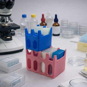 Soporte para portaobjetos: portaobjetos apilable de gran capacidad. Color y texto personalizables.