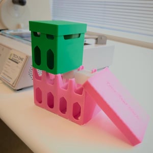 Slide Cradle - Stackable, high capacity microscope slide holder. Personalizable color and text. Optionnal Lid