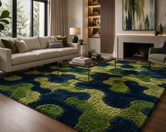Tapete grande tufado à mão com estampa abstrata de musgo | Tapete felpudo em azul-marinho e verde-floresta | Estampa de camuflagem orgânica