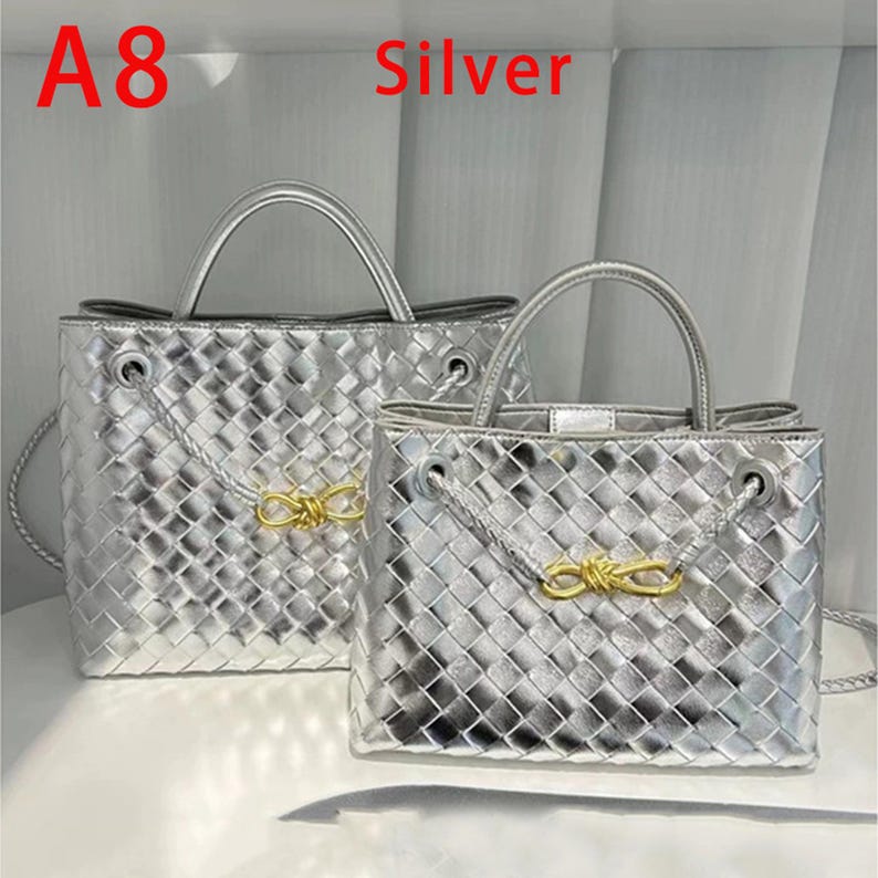 K&ouml;nnte beinhalten: Zwei silberne Handtaschen mit gewebter Textur. Die Taschen haben obere Griffe und goldfarbene Akzente. Das Wort "Silver" ist rot oben im Bild gedruckt. Die Taschen sind unterschiedlich gro&szlig;.