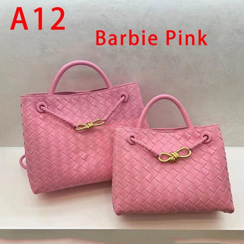 K&ouml;nnte beinhalten: Zwei Barbie Pink Handtaschen mit gewebter Textur. Die Taschen haben obere Griffe, goldfarbene Akzente und den Text "A12" und "Barbie Pink". Die Taschen sind in verschiedenen Gr&ouml;&szlig;en.
