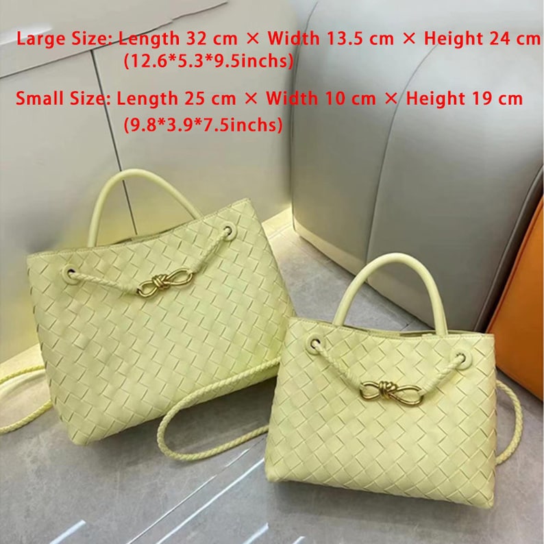 K&ouml;nnte beinhalten: Zwei hellgelbe gewebte Handtaschen mit oberen Griffen und dekorativen goldfarbenen Verschl&uuml;ssen. Die gr&ouml;&szlig;ere Tasche ist 32 cm lang, 13,5 cm breit und 24 cm hoch. Die kleinere Tasche ist 25 cm lang, 10 cm breit und 19 cm hoch.