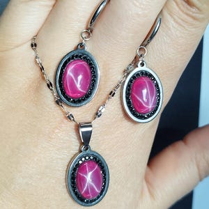 Conjunto de collar y pendientes de rubí estrella con circonita cúbica negra