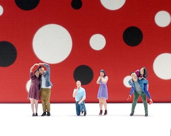 1:64 Romantic Couple Figures – Hand-Painted Proposal, Piggyback & Heart Set