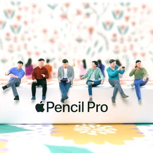 Puede incluir: Seis figuras en miniatura de personas con ropa informal sentadas en el borde de una caja rectangular blanca. La caja presenta el logotipo de Apple y el texto Pencil Pro en negro. Las figuras visten camisas de colores azul, rojo, gris y verde.