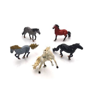 HO Scale Horse Figurines Set, 1:87 Miniature Horses for Diorama Base and Train Layout