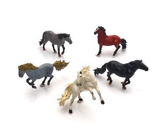 HO Scale Horse Figurines Set, 1:87 Miniature Horses, Diorama Base