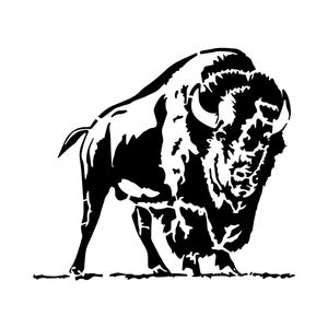 K&ouml;nnte beinhalten: Schwarz-Wei&szlig;-Illustration eines Bisons. Der Bison ist im Seitenprofil dargestellt, nach vorne gerichtet und mit gesenktem Kopf. Das Bild ist eine grafische Darstellung des Tieres mit kr&auml;ftigen Linien und einem minimalistischen Stil.