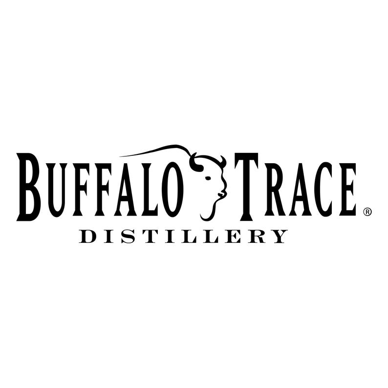 K&ouml;nnte beinhalten: Schwarz-wei&szlig; Logo f&uuml;r die Buffalo Trace Distillery. Das Logo zeigt die W&ouml;rter "Buffalo Trace" in einer fetten, stilisierten Schriftart, mit einer B&uuml;ffelkopf-Silhouette, die in das "O" integriert ist. Darunter steht das Wort "Distillery" in einer kleineren Schriftart.