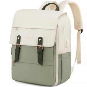 Könnte beinhalten: Ein zweifarbiges Rucksack in Creme und Salbeigrün mit goldfarbenen Schnallen und einem oberen Griff. Der Rucksack hat einen Klappenverschluss und verstellbare Schultergurte. Das Wort "Lannsy" steht auf der Vorderseite der Tasche.