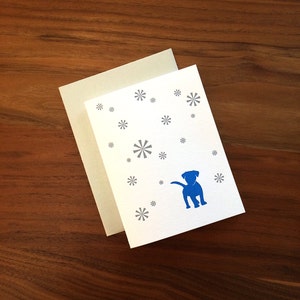 Carte pour les Fêtes Chiot bleu avec flocons de neige - Typographie -
