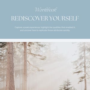 Könnte beinhalten: Ein Arbeitsbuch mit dem Titel REDISCOVER YOURSELF und dem Untertitel capture your strengths. Der Text lautet: Capture a peak experience, highlight the qualities that enabled it, and uncover how to replicate those attributes quickly. Darunter ein Wald.