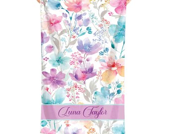 Toalha de praia personalizada com estampa floral em aquarela, toalha de piscina com nome personalizado, toalha de verão com flores em tons pastel, presente de férias para meninas.
