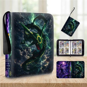 Puede incluir: Una carpeta negra para tarjetas coleccionables con una criatura verde similar a un dragón en la portada sobre un cielo oscuro y tormentoso con rayos. El lomo muestra el texto LEGENDARY COLLECTION, No. 484 y No. 384. Incluye páginas internas.